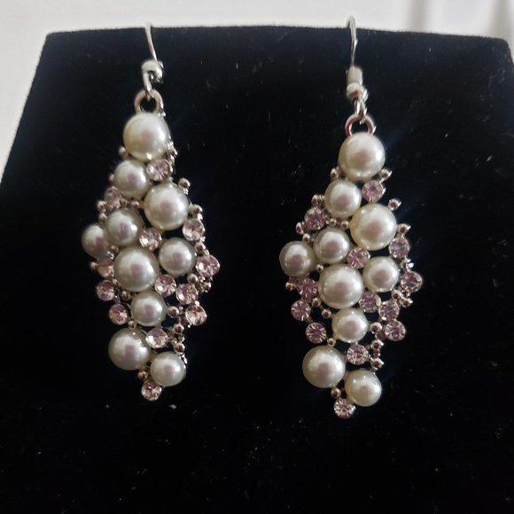 FAMOUS FASHION WHITE EARRING - Picture 1 of 1